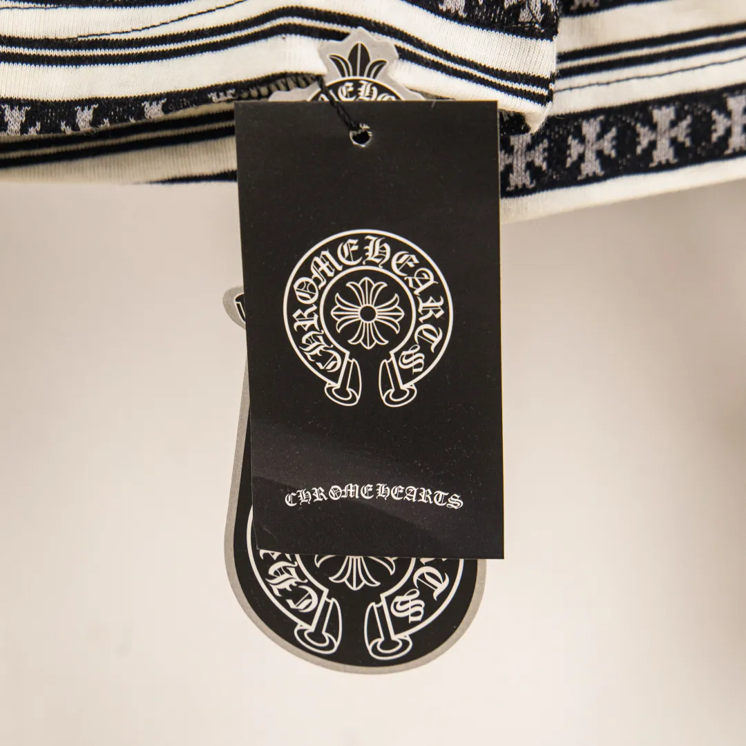 P250 zp version [exclusive supply] Chrome Hearts/Chrome Hearts SS25 new high-end cross jacquard knitted sea soul embroidered lapel Polo striped long sleeves 100% cotton cross jacquard knitted striped fabric ✝️ Customized old vintage brand hand-stitched buttons ✝️ Fully automatic positioning and tailoring Precise alignment of stripes ✝️ CH Chrome Hearts niche design cross jacquard striped long sleeves brings striped Polo to Next Levels Loose fit, same style for men and women Lazy and casual, street style, three-color hair, customized style. Color: blue, pink and black. Size: S M L XL. Number: WW10961.